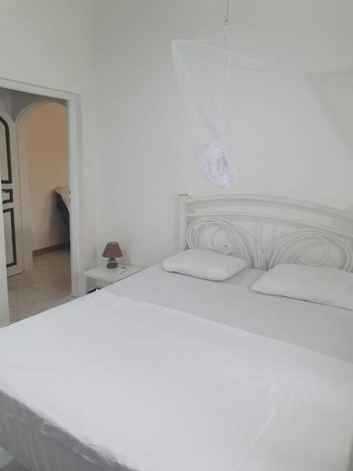 Le Sable Bleu - Evasion Tropicale A Sainte-Anne - Plage 5Min - Piscine - Parking - Logement Climatise - Vue Sur Les Palmiers - Parfait Pour Sejours En Famille Ou Entre Amis Esterno foto