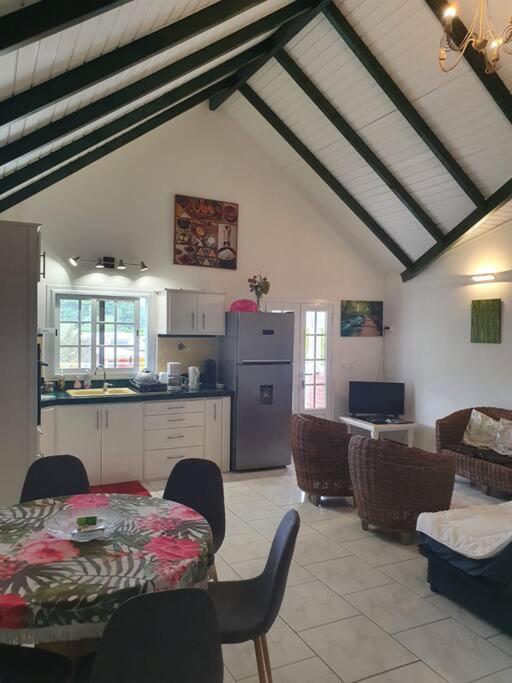 Le Sable Bleu - Evasion Tropicale A Sainte-Anne - Plage 5Min - Piscine - Parking - Logement Climatise - Vue Sur Les Palmiers - Parfait Pour Sejours En Famille Ou Entre Amis Esterno foto