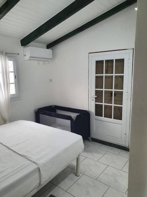 Le Sable Bleu - Evasion Tropicale A Sainte-Anne - Plage 5Min - Piscine - Parking - Logement Climatise - Vue Sur Les Palmiers - Parfait Pour Sejours En Famille Ou Entre Amis Esterno foto