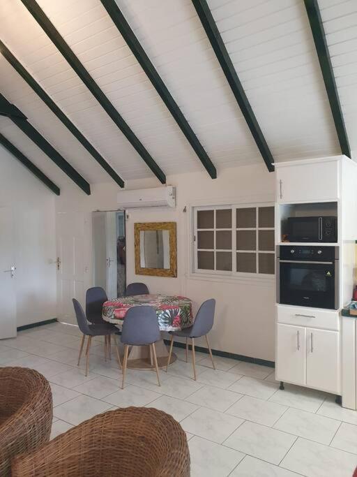 Le Sable Bleu - Evasion Tropicale A Sainte-Anne - Plage 5Min - Piscine - Parking - Logement Climatise - Vue Sur Les Palmiers - Parfait Pour Sejours En Famille Ou Entre Amis Esterno foto