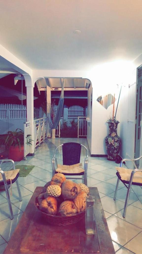 Le Sable Bleu - Evasion Tropicale A Sainte-Anne - Plage 5Min - Piscine - Parking - Logement Climatise - Vue Sur Les Palmiers - Parfait Pour Sejours En Famille Ou Entre Amis Esterno foto