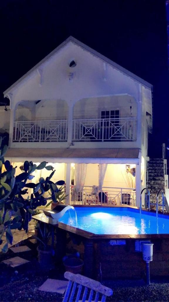 Le Sable Bleu - Evasion Tropicale A Sainte-Anne - Plage 5Min - Piscine - Parking - Logement Climatise - Vue Sur Les Palmiers - Parfait Pour Sejours En Famille Ou Entre Amis Esterno foto