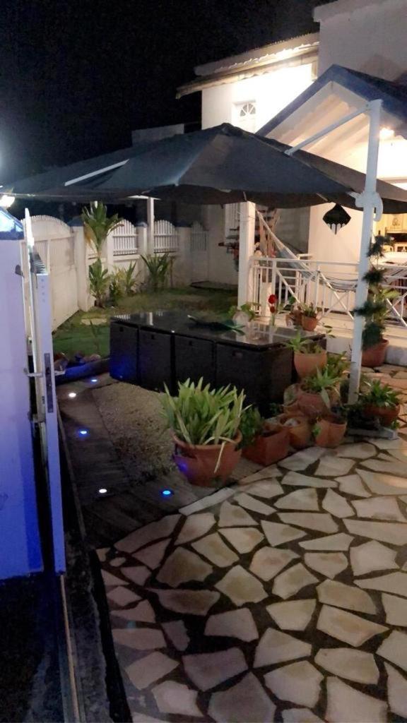 Le Sable Bleu - Evasion Tropicale A Sainte-Anne - Plage 5Min - Piscine - Parking - Logement Climatise - Vue Sur Les Palmiers - Parfait Pour Sejours En Famille Ou Entre Amis Esterno foto