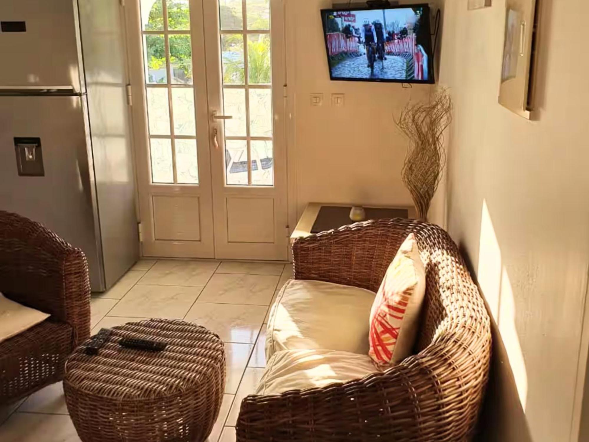 Le Sable Bleu - Evasion Tropicale A Sainte-Anne - Plage 5Min - Piscine - Parking - Logement Climatise - Vue Sur Les Palmiers - Parfait Pour Sejours En Famille Ou Entre Amis Esterno foto
