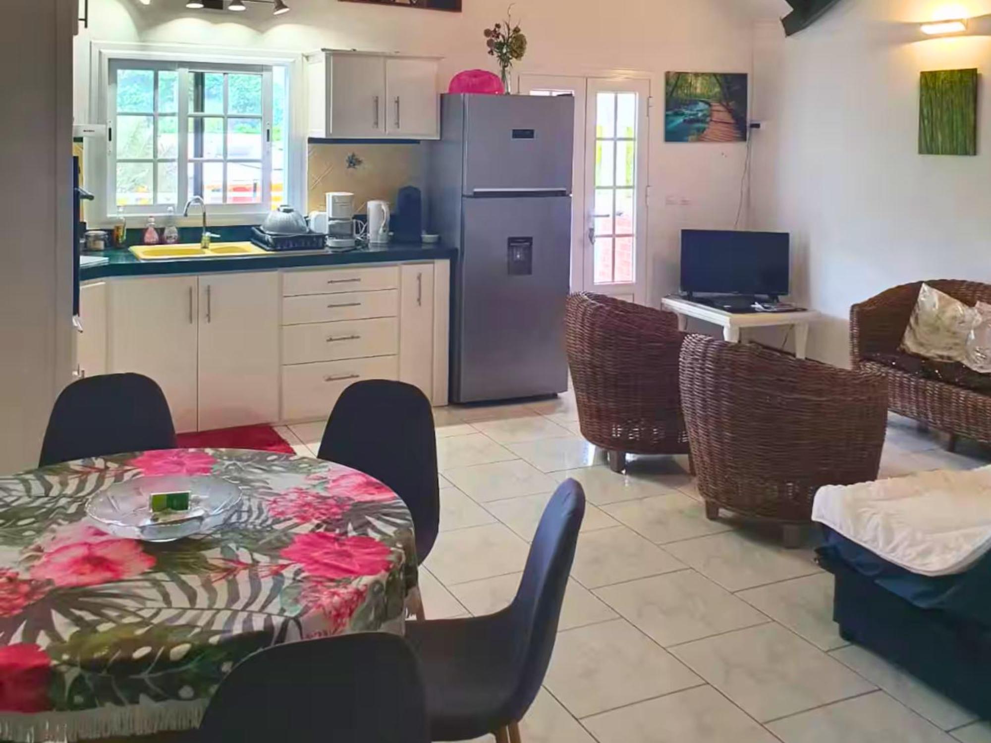 Le Sable Bleu - Evasion Tropicale A Sainte-Anne - Plage 5Min - Piscine - Parking - Logement Climatise - Vue Sur Les Palmiers - Parfait Pour Sejours En Famille Ou Entre Amis Esterno foto
